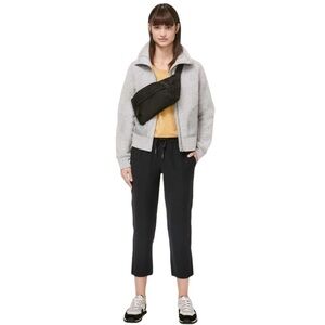 Lululemon On The Fly Crop *Woven 23" size 2 Black Travel Pant